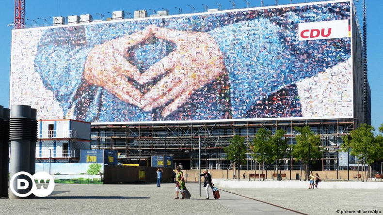 La leadership di Angela Merkel descritta come rassicurante in un manifesto della campagna elettorale del 2013. 