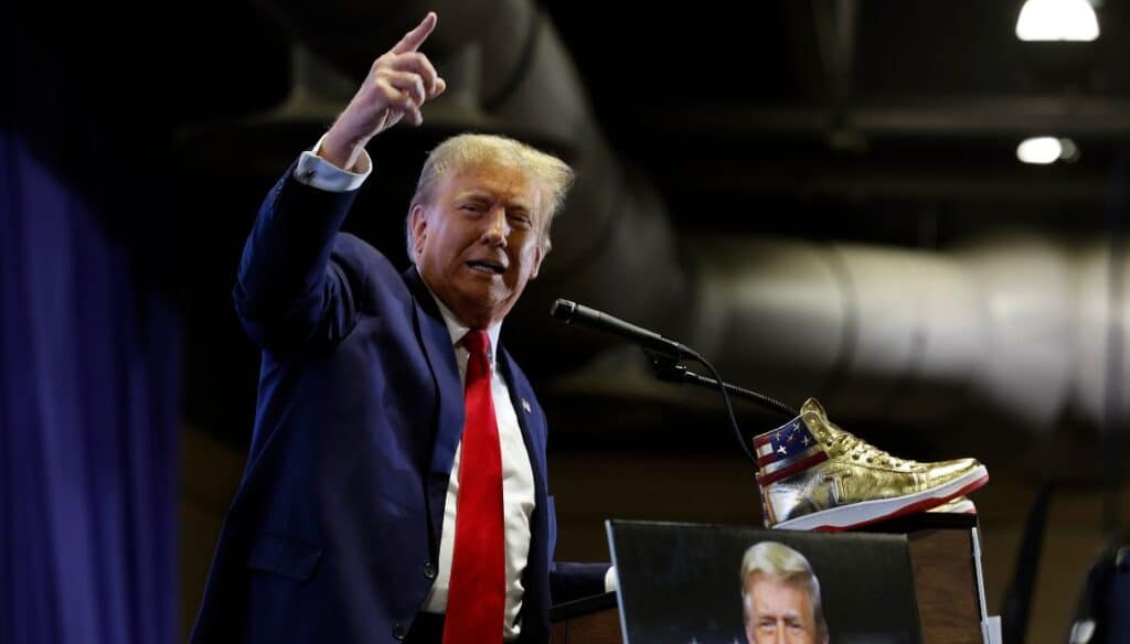 trump lancia le sue sneakers dorate a Philadelphia.